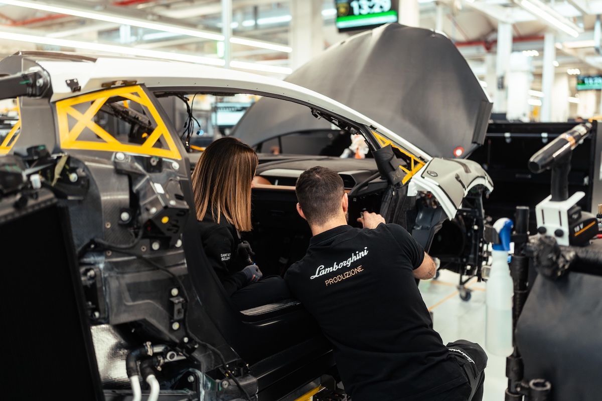 Lamborghini accelera nella transizione ibrida: semestre solido e vendite da record