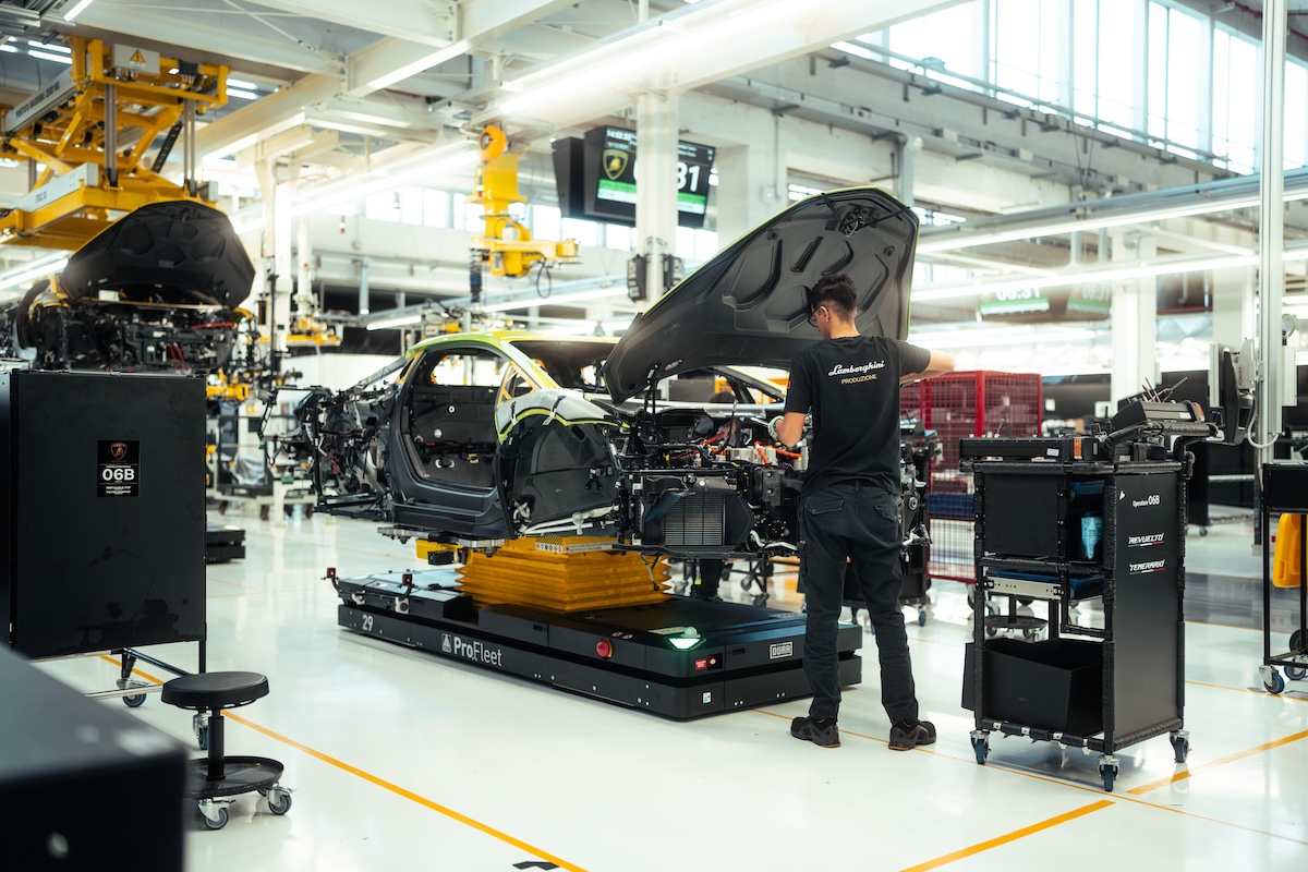 Lamborghini accelera nella transizione ibrida: semestre solido e vendite da record