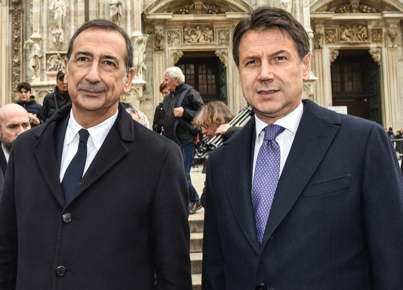 Milano, bordate di Conte su Sala: “Testa e garante del far west edilizio”. Malumore Pd: “Così aiuta la destra” Milano, bordate di Conte su Sala: “Testa e garante del far west edilizio”. Malumore Pd: “Così aiuta la destra”