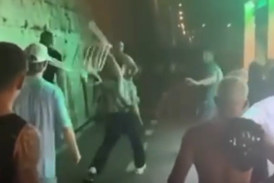 Roma, violenta rissa a Trastevere: ragazzi si colpiscono con sedie e bottiglie sotto piazza Trilussa