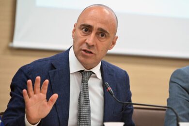 Taranto, colpo di scena: Bitetti ci ripensa. Il sindaco ritira le dimissioni: “Sarò alla riunione sull’ex Ilva”