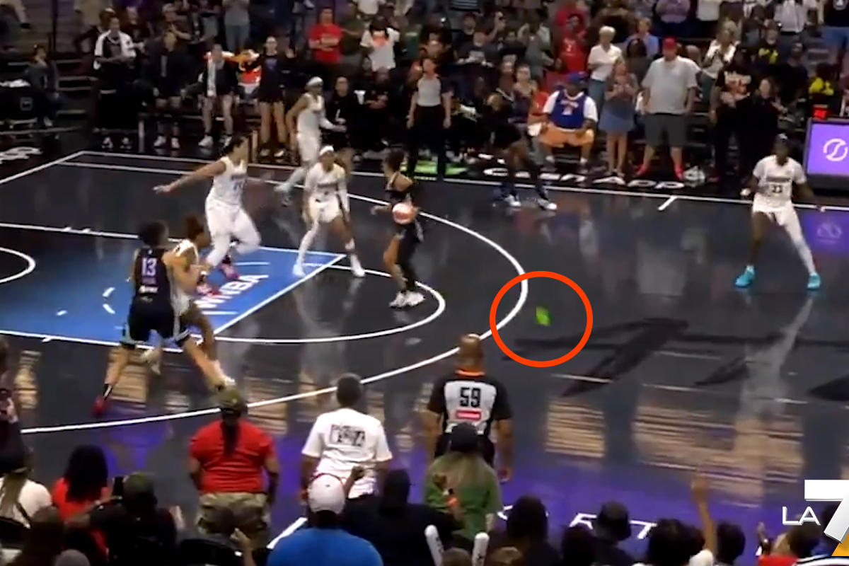 Nba, la finale femminile interrotta dal lancio di un oggetto “sospetto”. Gelo in campo. VIDEO Nba, la finale femminile interrotta dal lancio di un oggetto “sospetto”. Gelo in campo. VIDEO