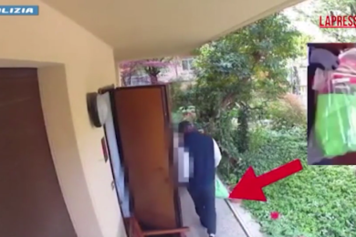 Finti carabinieri truffano anziana, rubati gioielli per 1 milione. Il video li incastra