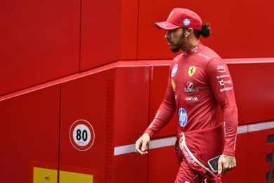 Leclerc in pole position, Lewis Hamilton sprofonda 13°. “Forse la Ferrari deve cambiare pilota”