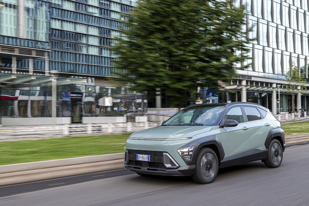 Hyundai KONA MY26: motori più potenti e dotazione completa