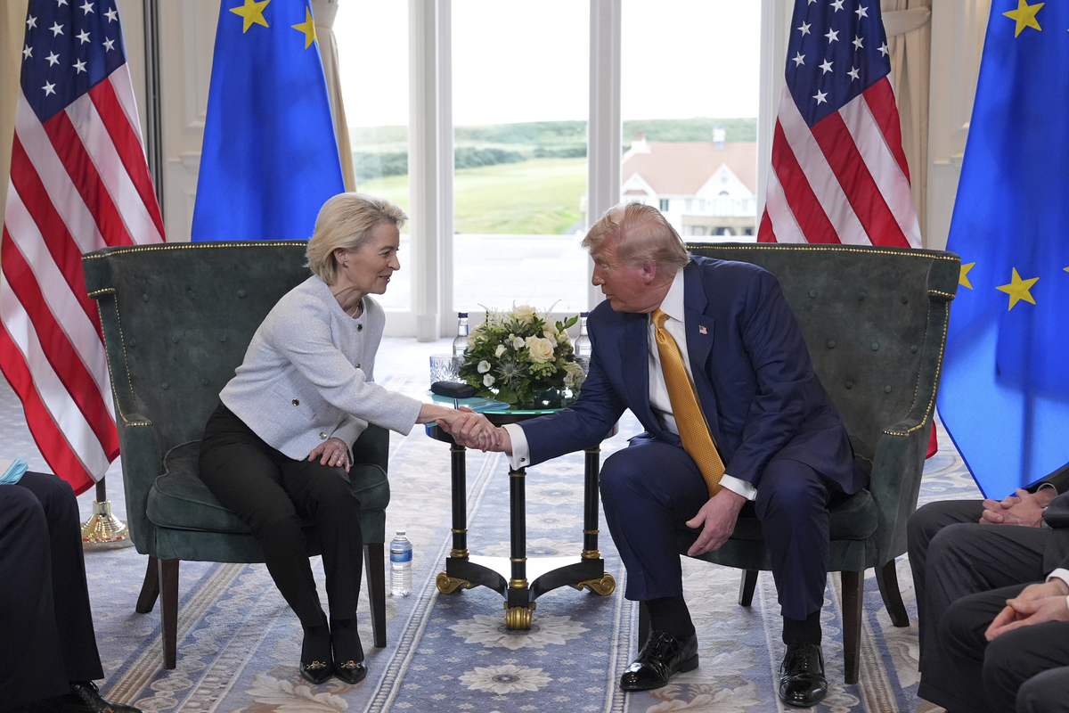 Dazi, Europa nell’angolo. Solo “mancette” da Trump: o subisce o guerra commerciale e recessione. E Ursula trema Dazi, Europa nell’angolo. Solo “mancette” da Trump: o subisce o guerra commerciale e recessione. E Ursula trema