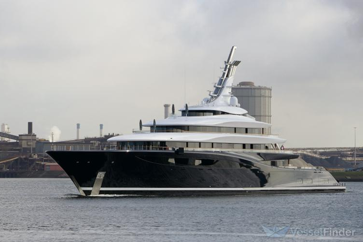 Bill Gates vende il suo yacht con campo da basket (non ci ha mai messo piede) Bill Gates vende il suo yacht con campo da basket (non ci ha mai messo piede)