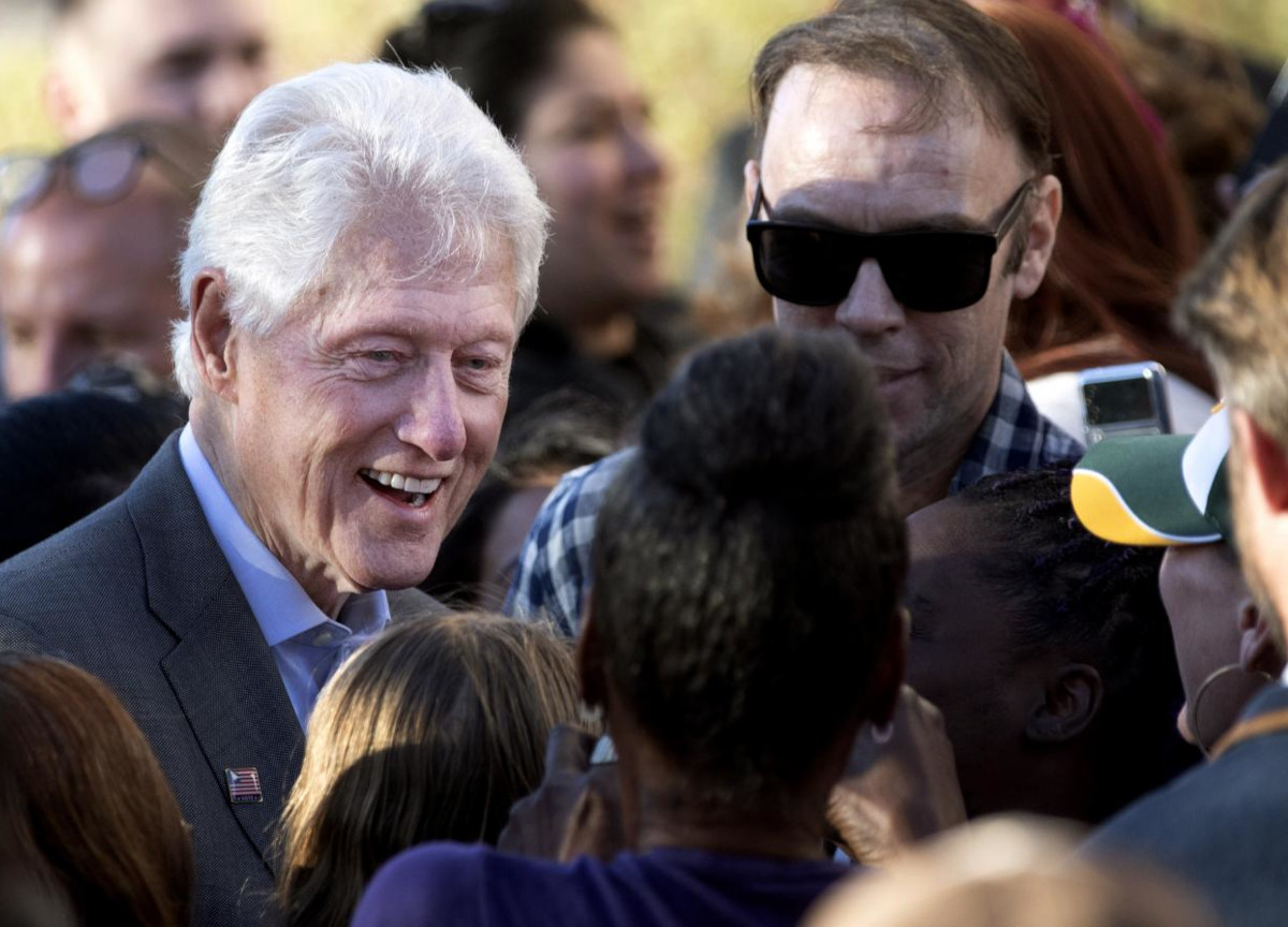 Caso Epstein, il Congresso convoca i Clinton. E spuntano le foto in casa del finanziere con tanti Vip Caso Epstein, il Congresso convoca i Clinton. E spuntano le foto in casa del finanziere con tanti Vip