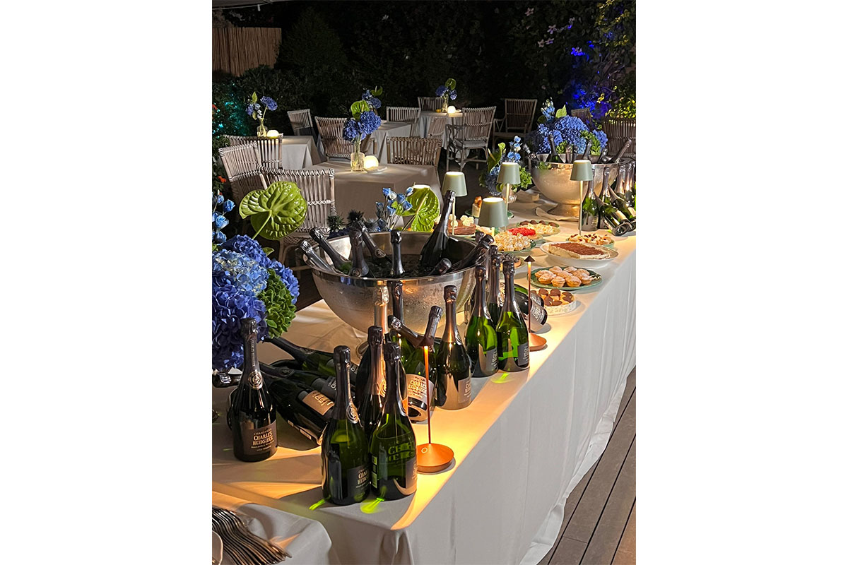 Monica Setta, torta Dior e 61 bottiglie di champagne per il favoloso compleanno in masseria. FOTO Monica Setta, torta Dior e 61 bottiglie di champagne per il favoloso compleanno in masseria. FOTO