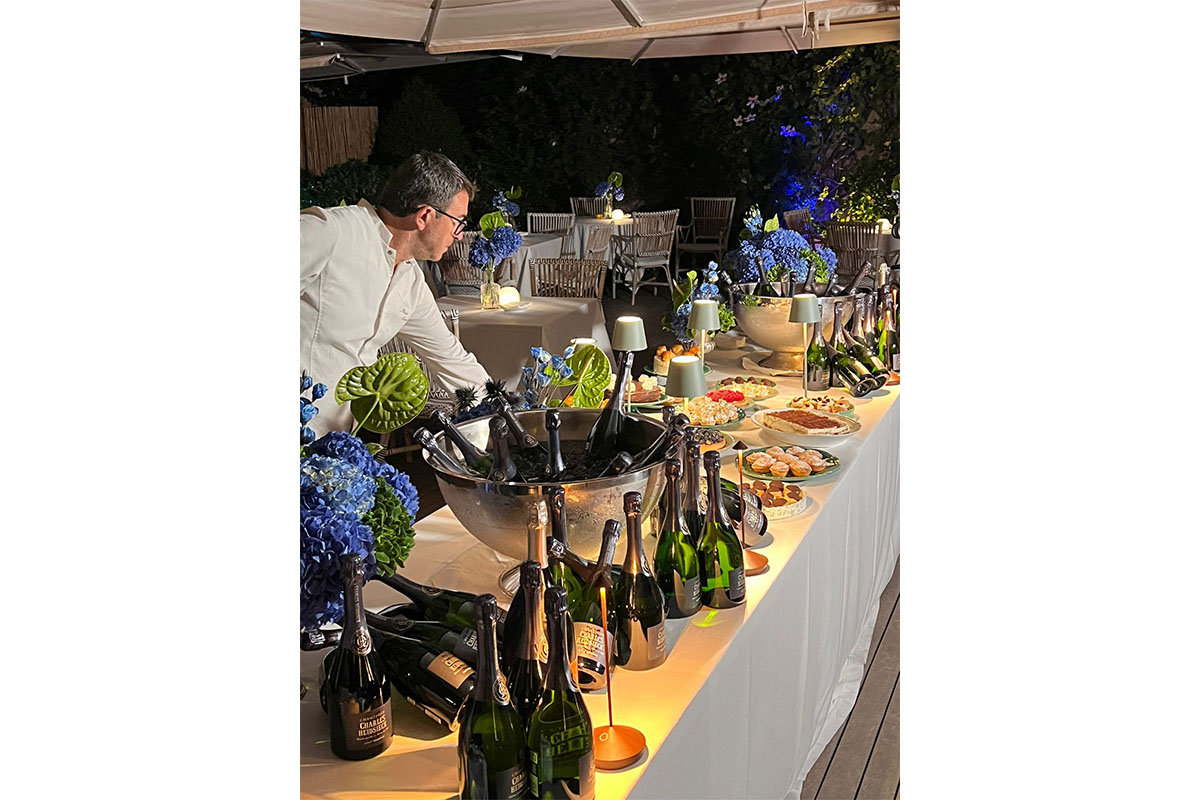 Monica Setta, torta Dior e 61 bottiglie di champagne per il favoloso compleanno in masseria. FOTO Monica Setta, torta Dior e 61 bottiglie di champagne per il favoloso compleanno in masseria. FOTO