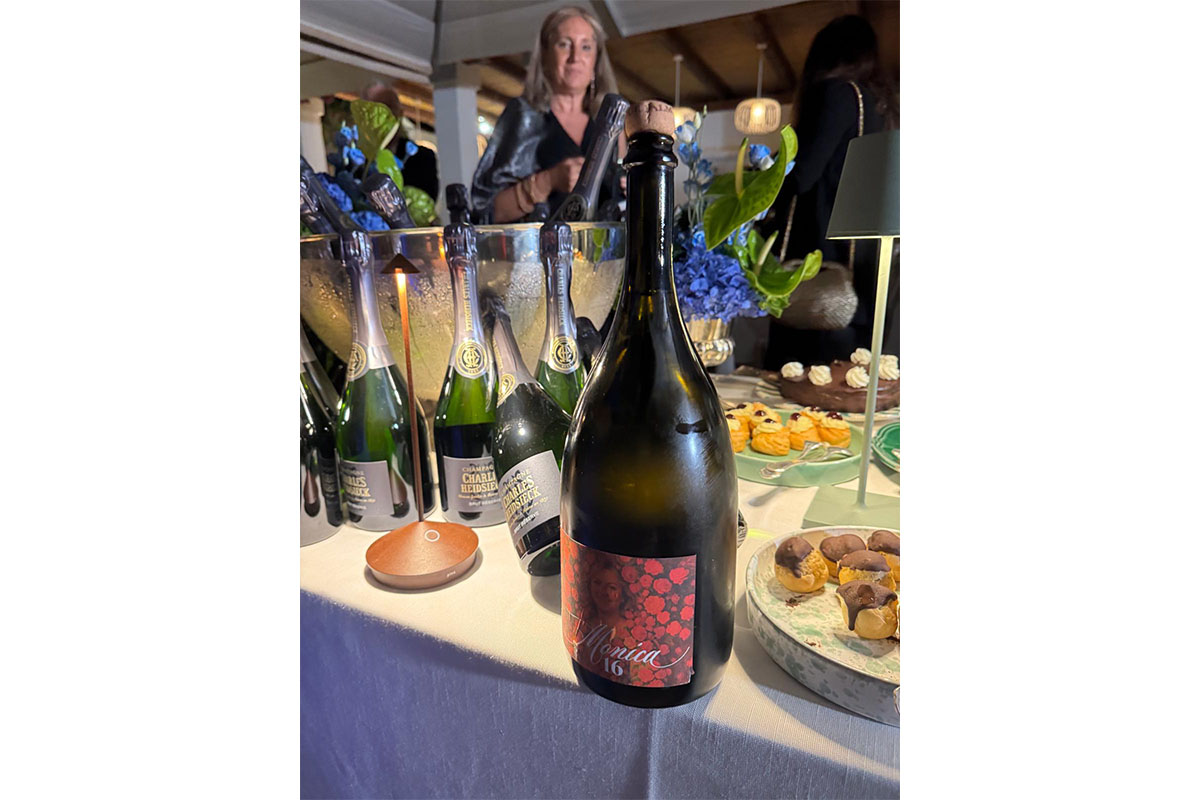 Monica Setta, torta Dior e 61 bottiglie di champagne per il favoloso compleanno in masseria. FOTO Monica Setta, torta Dior e 61 bottiglie di champagne per il favoloso compleanno in masseria. FOTO
