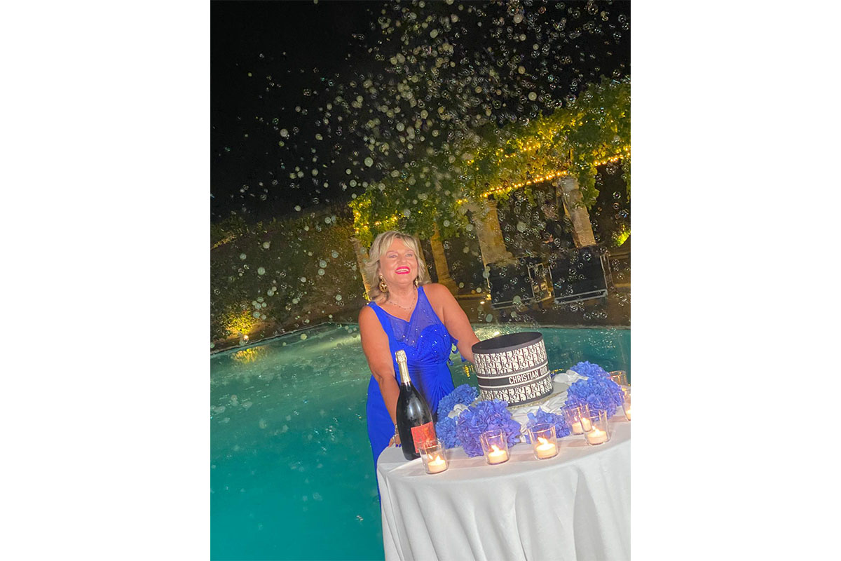 Monica Setta, torta Dior e 61 bottiglie di champagne per il favoloso compleanno in masseria. FOTO Monica Setta, torta Dior e 61 bottiglie di champagne per il favoloso compleanno in masseria. FOTO