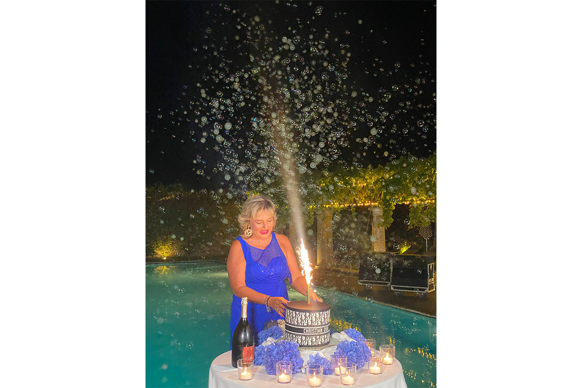 Monica Setta, torta Dior e 61 bottiglie di champagne per il favoloso compleanno in masseria. FOTO Monica Setta, torta Dior e 61 bottiglie di champagne per il favoloso compleanno in masseria. FOTO