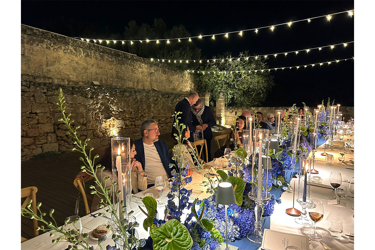 Monica Setta, torta Dior e 61 bottiglie di champagne per il favoloso compleanno in masseria. FOTO Monica Setta, torta Dior e 61 bottiglie di champagne per il favoloso compleanno in masseria. FOTO