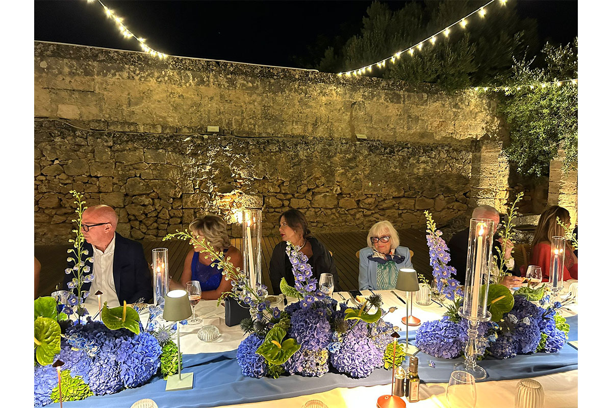 Monica Setta, torta Dior e 61 bottiglie di champagne per il favoloso compleanno in masseria. FOTO Monica Setta, torta Dior e 61 bottiglie di champagne per il favoloso compleanno in masseria. FOTO