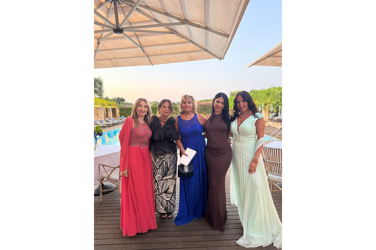 Monica Setta, torta Dior e 61 bottiglie di champagne per il favoloso compleanno in masseria. FOTO Monica Setta, torta Dior e 61 bottiglie di champagne per il favoloso compleanno in masseria. FOTO