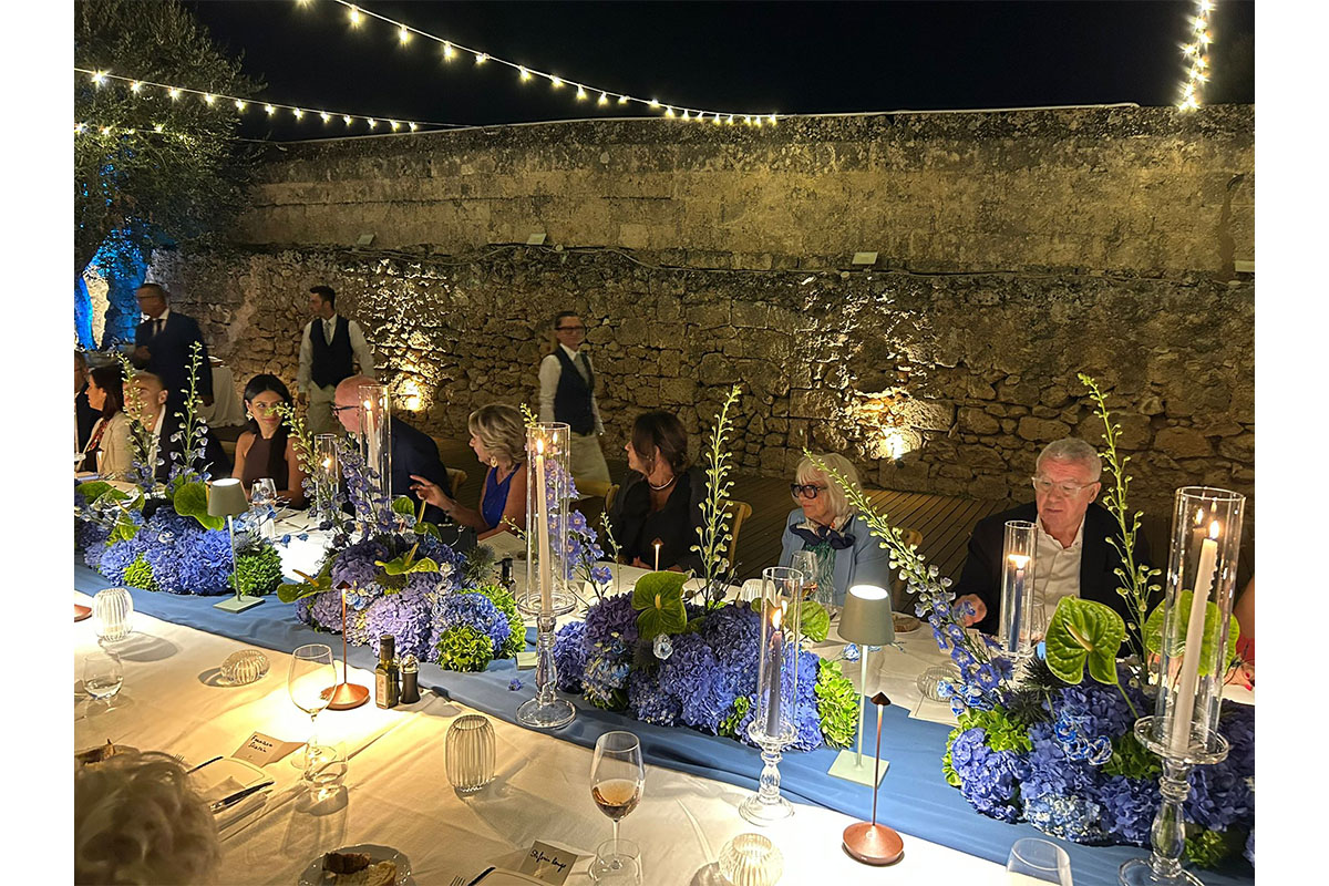 Monica Setta, torta Dior e 61 bottiglie di champagne per il favoloso compleanno in masseria. FOTO Monica Setta, torta Dior e 61 bottiglie di champagne per il favoloso compleanno in masseria. FOTO