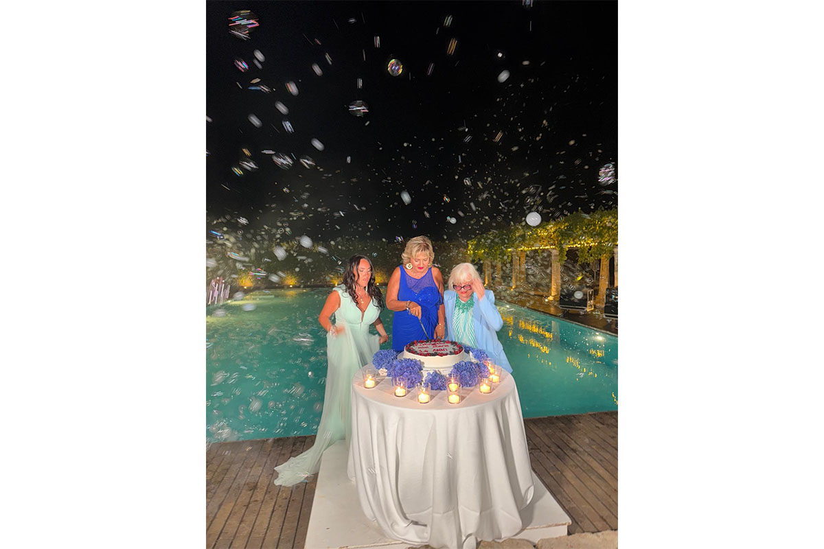 Monica Setta, torta Dior e 61 bottiglie di champagne per il favoloso compleanno in masseria. FOTO Monica Setta, torta Dior e 61 bottiglie di champagne per il favoloso compleanno in masseria. FOTO