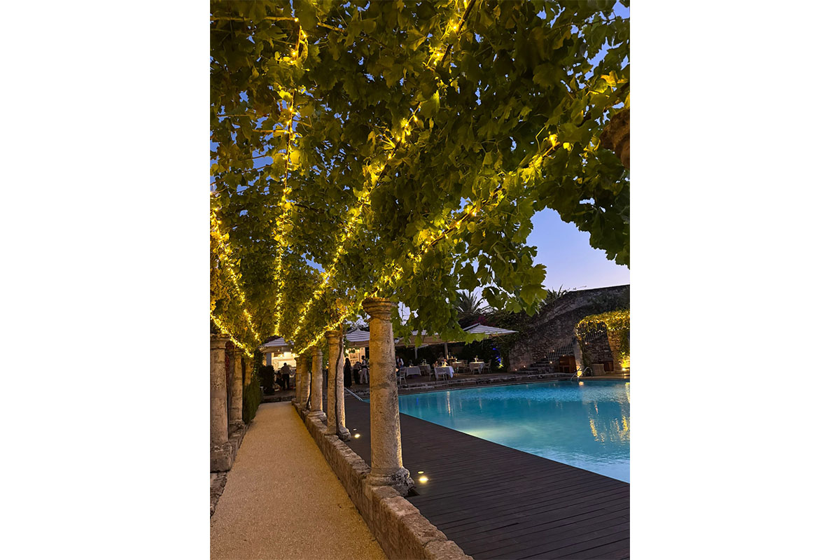 Monica Setta, torta Dior e 61 bottiglie di champagne per il favoloso compleanno in masseria. FOTO Monica Setta, torta Dior e 61 bottiglie di champagne per il favoloso compleanno in masseria. FOTO