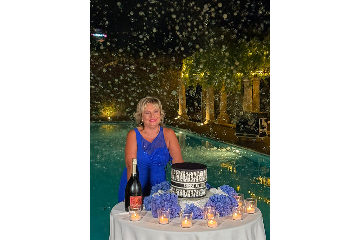 Monica Setta, torta Dior e 61 bottiglie di champagne per il favoloso compleanno in masseria. FOTO Monica Setta, torta Dior e 61 bottiglie di champagne per il favoloso compleanno in masseria. FOTO