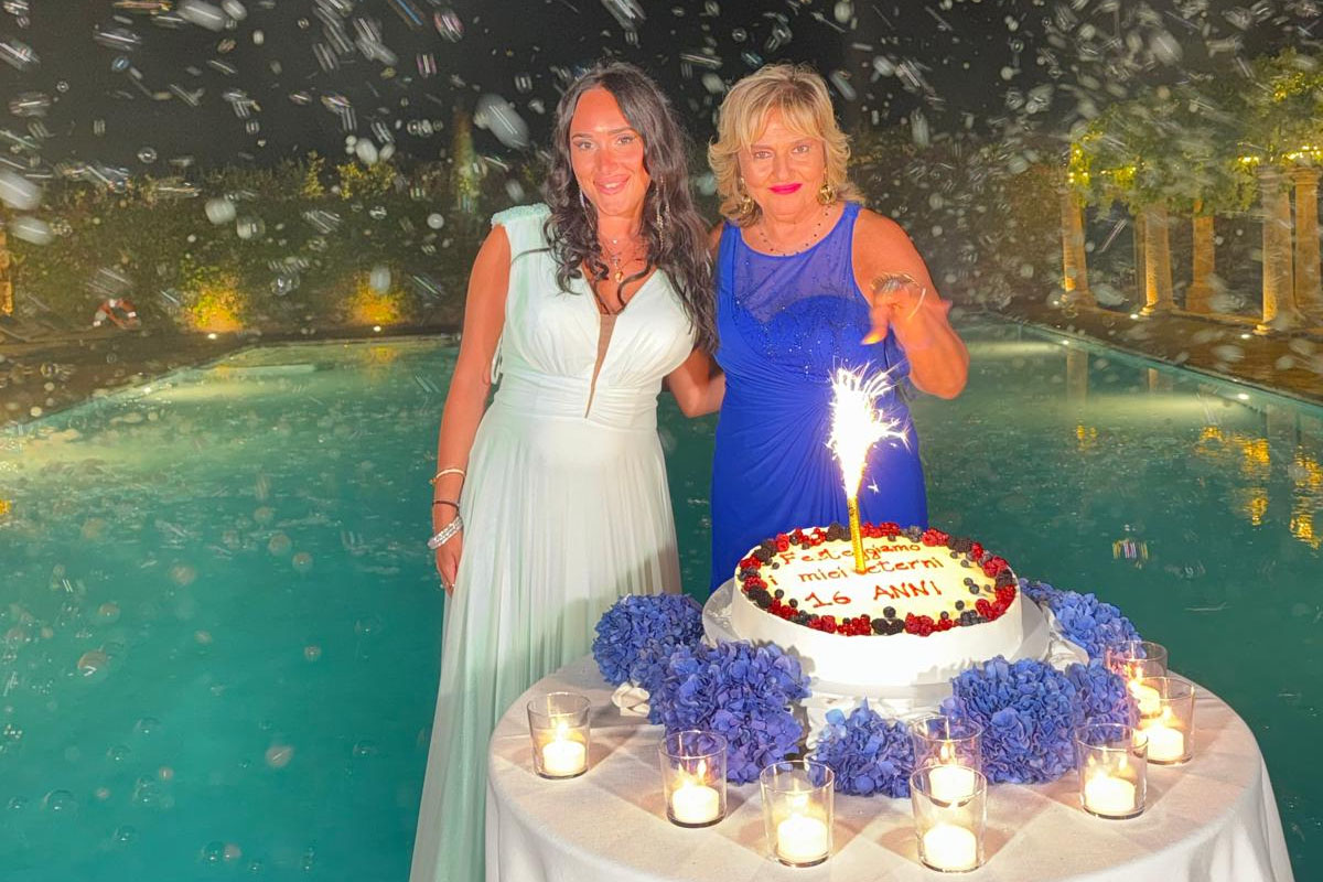 Monica Setta, torta Dior e 61 bottiglie di champagne per il favoloso compleanno in masseria. FOTO Monica Setta, torta Dior e 61 bottiglie di champagne per il favoloso compleanno in masseria. FOTO