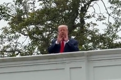 Trump scherza dal tetto della Casa Bianca: “Sto costruendo missili nucleari”