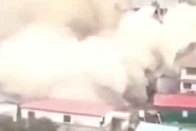 Disastro in India, bastano pochi secondi per distruggere un villaggio: centinaia di dispersi dopo una frana. VIDEO