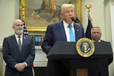 L’ultima di Trump: “Dazi al 100% su chip e semiconduttori”. Gli esperti: “Gravi danni per le piccole imprese”