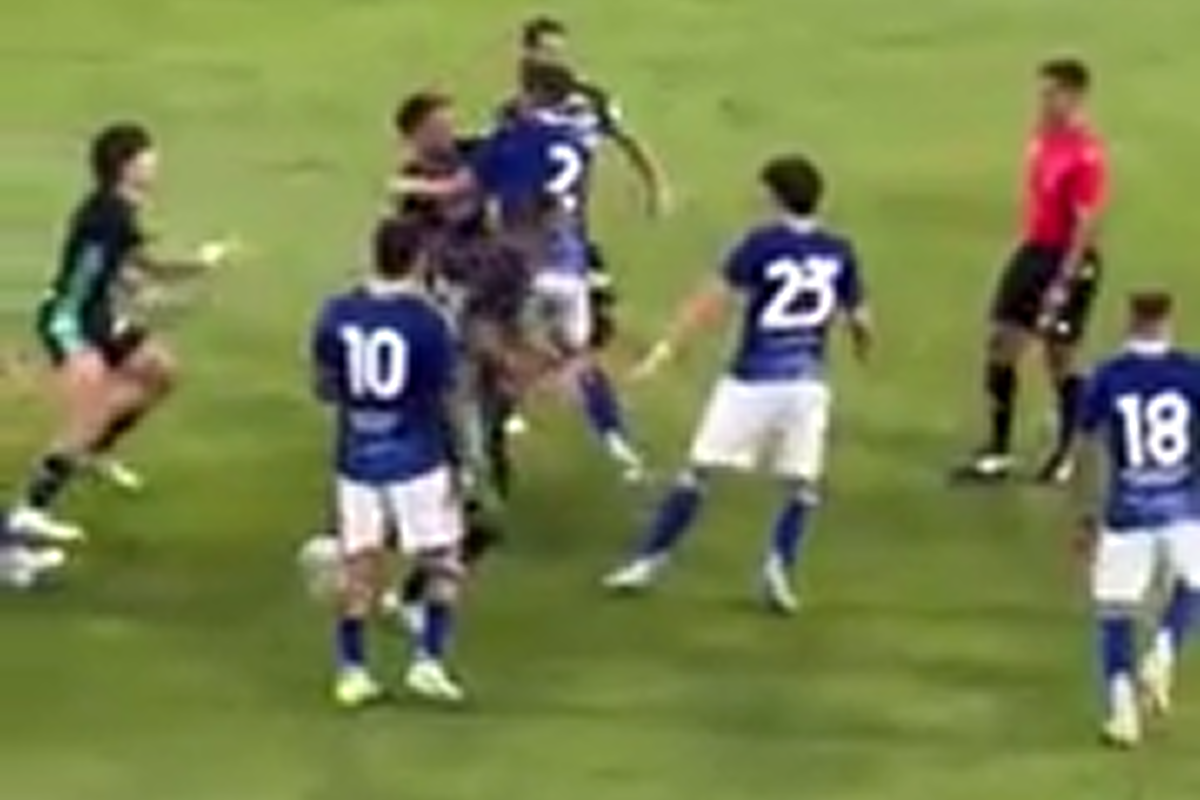 Como e Betis si menano in campo: schiaffi, rissa e due cartellini rossi Como e Betis si menano in campo: schiaffi, rissa e due cartellini rossi
