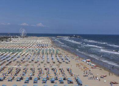 Rimini, fine di un mito: molti ombrelloni chiusi ad agosto e bagnini in sciopero