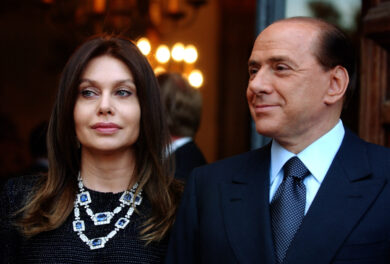 Veronica Lario, la pioggia manda in rosso la società immobiliare dell’ex di Silvio Berlusconi. Persi oltre 2 milioni