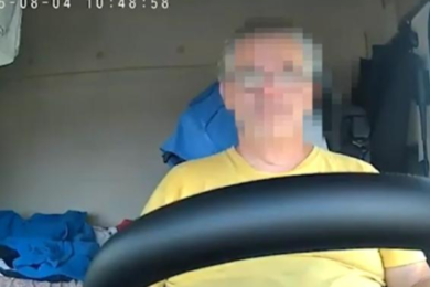 Strage sulla A1, spunta un video choc: il camionista al telefono poco prima dell’impatto, le immagini che lo incastrano | VIDEO