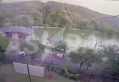 Crolla una funivia turistica in Russia, il momento della caduta ripreso dalle telecamere. VIDEO