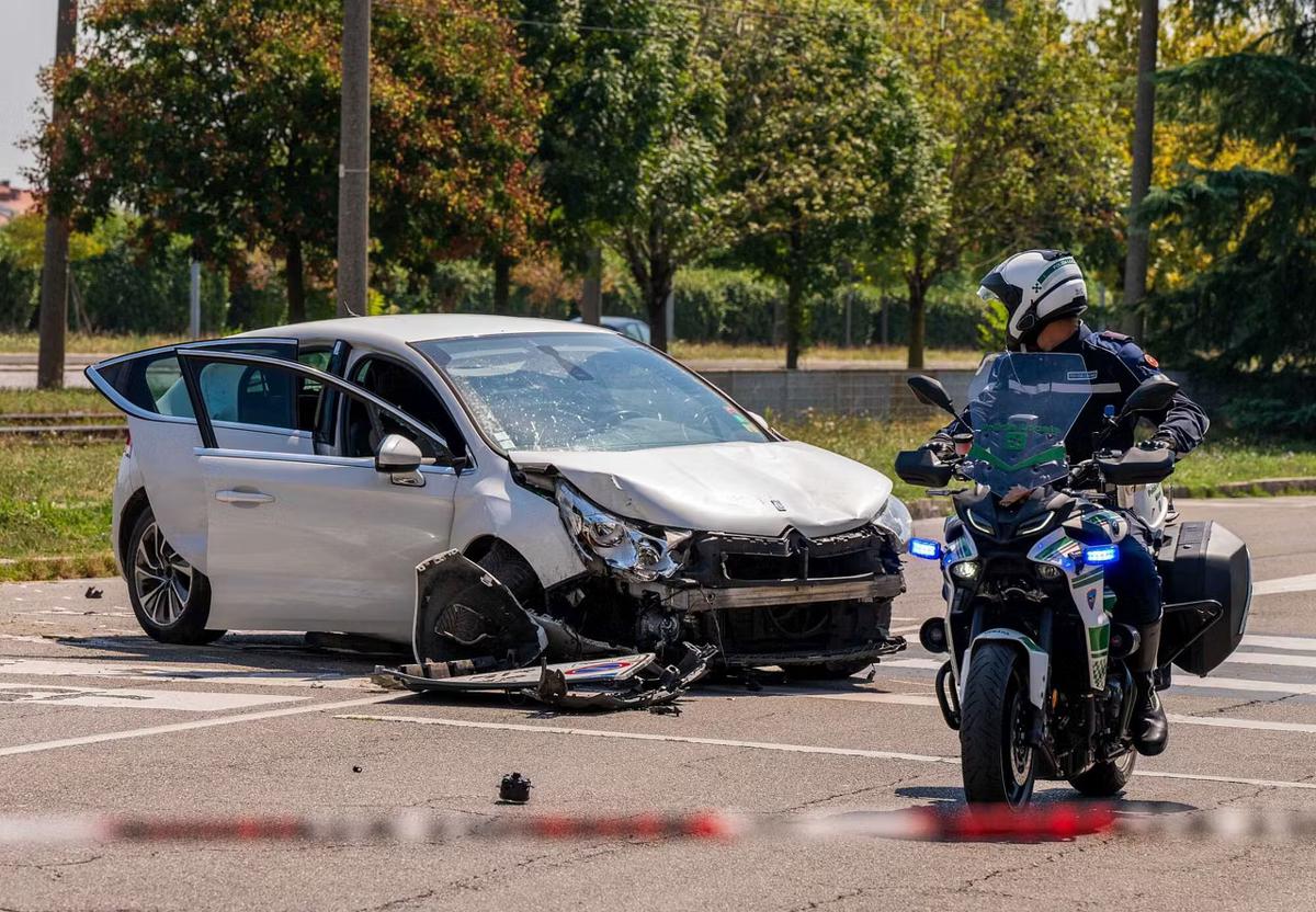 Galleria foto 'Far West a Milano, donna investita e uccisa da un’auto rubata: al volante un ragazzino. Caccia al pirata della strada' - foto 1