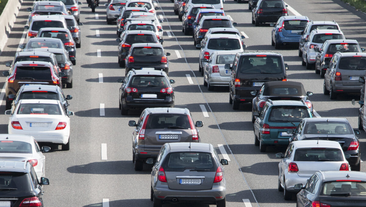 Traffico, un miliardo di ore a fissare il paraurti: così l’Italia perde tempo e soldi Traffico, un miliardo di ore a fissare il paraurti: così l’Italia perde tempo e soldi
