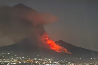 Incendi: parco del Vesuvio, impegnati 80 vigili del fuoco e 4 Canadair. Crosetto: “Uomini e mezzi delle Forze armate a disposizione’