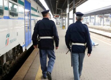 Panico sul treno Bologna-Milano: fermato un giovane 21enne con pistola scacciacani senza tappo rosso