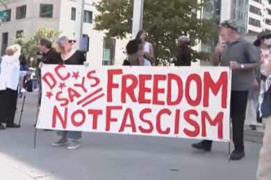 “Trump fascista”. Le proteste a Washington esplodono. Immagine che in Italia non avete visto