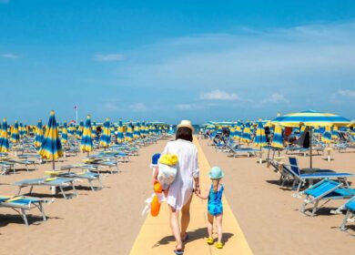 Caro vacanze estive, anche l’Istat certifica: aumenti per aerei, traghetti e ombrelloni