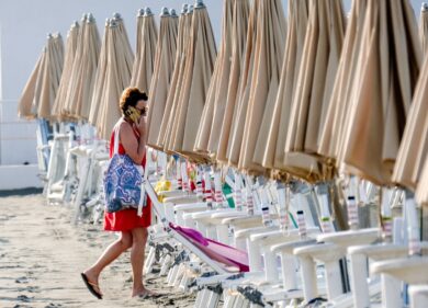 Vacanze estive: i veri numeri. Non c’è il calo, ma nelle spiagge mancano le famiglie (soprattutto italiane)