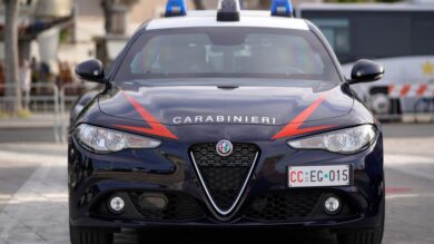 Femminicidio a La Spezia, 54enne uccisa a coltellate dall’ex marito: l’uomo si dà alla fuga e poi si costituisce
