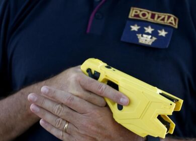 Molesta i clienti e minaccia i poliziotti con una bottiglia: arrestato 34enne marocchino a Catanzaro