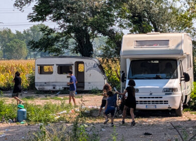 Milano, bimbi dell’auto pirata tornati al campo rom dopo la fuga: la Procura valuta misure contro i genitori