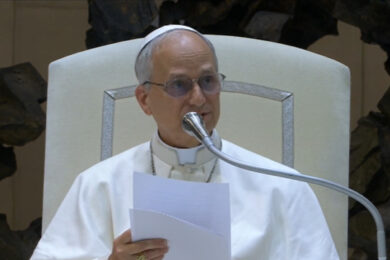 Il Papa: “Non dobbiamo rassegnarci alla logica delle armi”. E cita anche Dante…