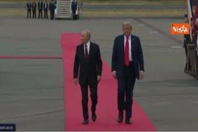 Vertice Trump-Putin, nessun accordo. Il tycoon: “Progressi”. Lo zar: “Pace? Ci spero, ma Europa e Kiev non siano di ostacolo”