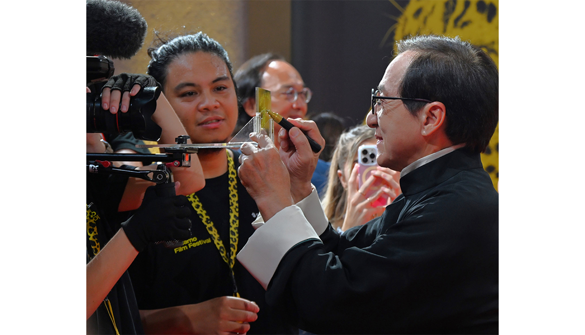 Jackie Chan riceve Pardo alla Carriera al Locarno78 Jackie Chan riceve Pardo alla Carriera al Locarno78