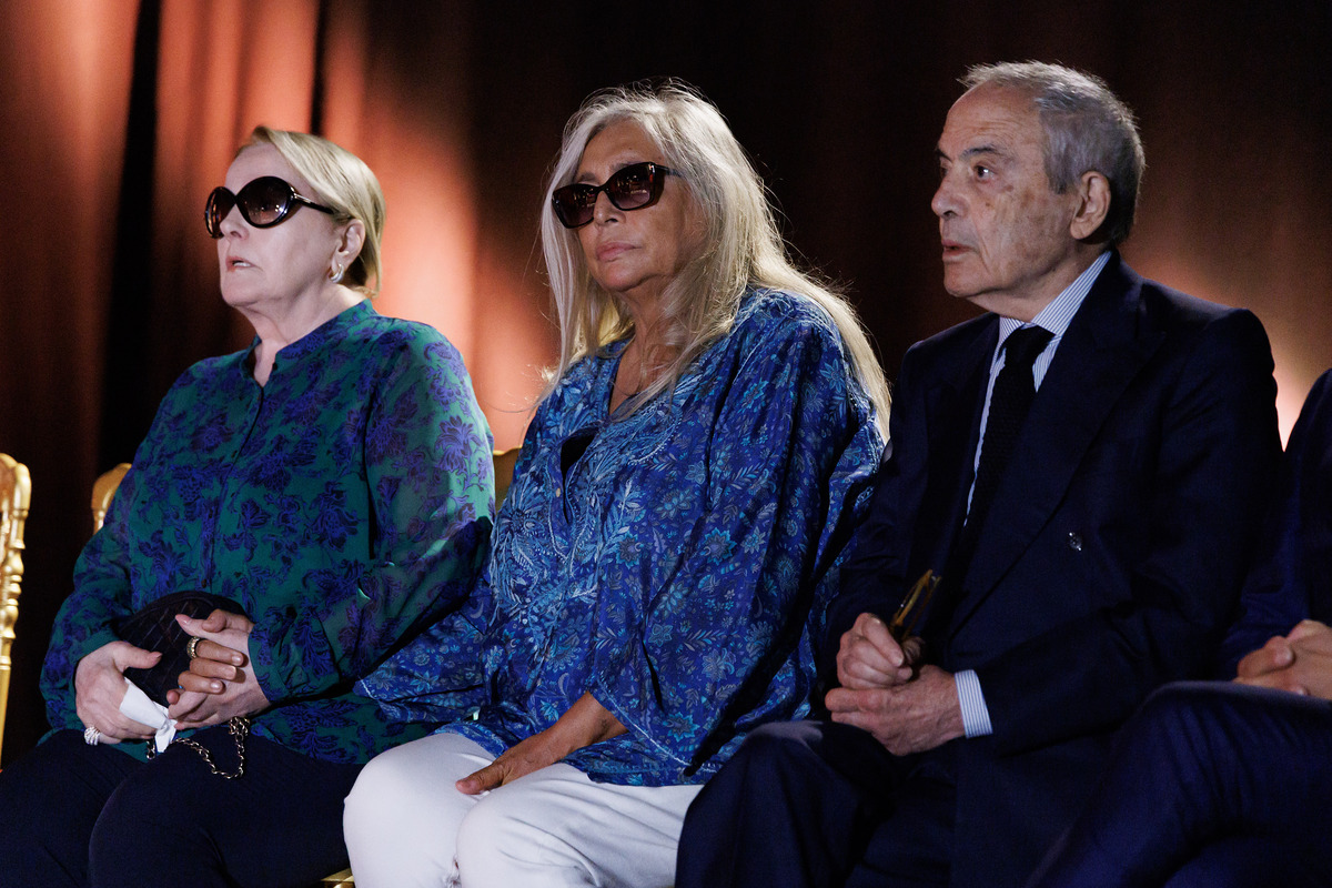 Da Mara Venier a Fiorello, l’ultimo saluto a Pippo Baudo. L’ad Rai Rossi: “Stiamo valutando di dedicargli il Teatro delle Vittorie”