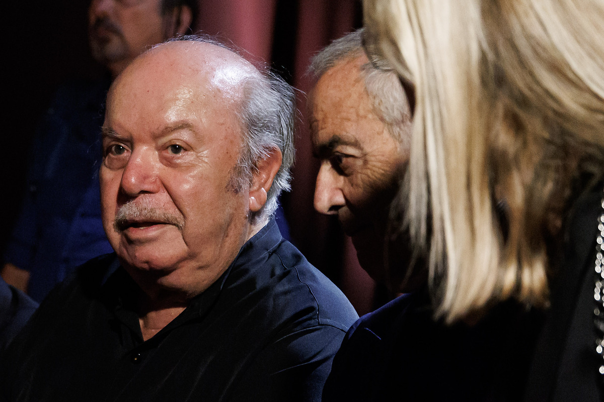 Da Mara Venier a Fiorello, l’ultimo saluto a Pippo Baudo. L’ad Rai Rossi: “Stiamo valutando di dedicargli il Teatro delle Vittorie”