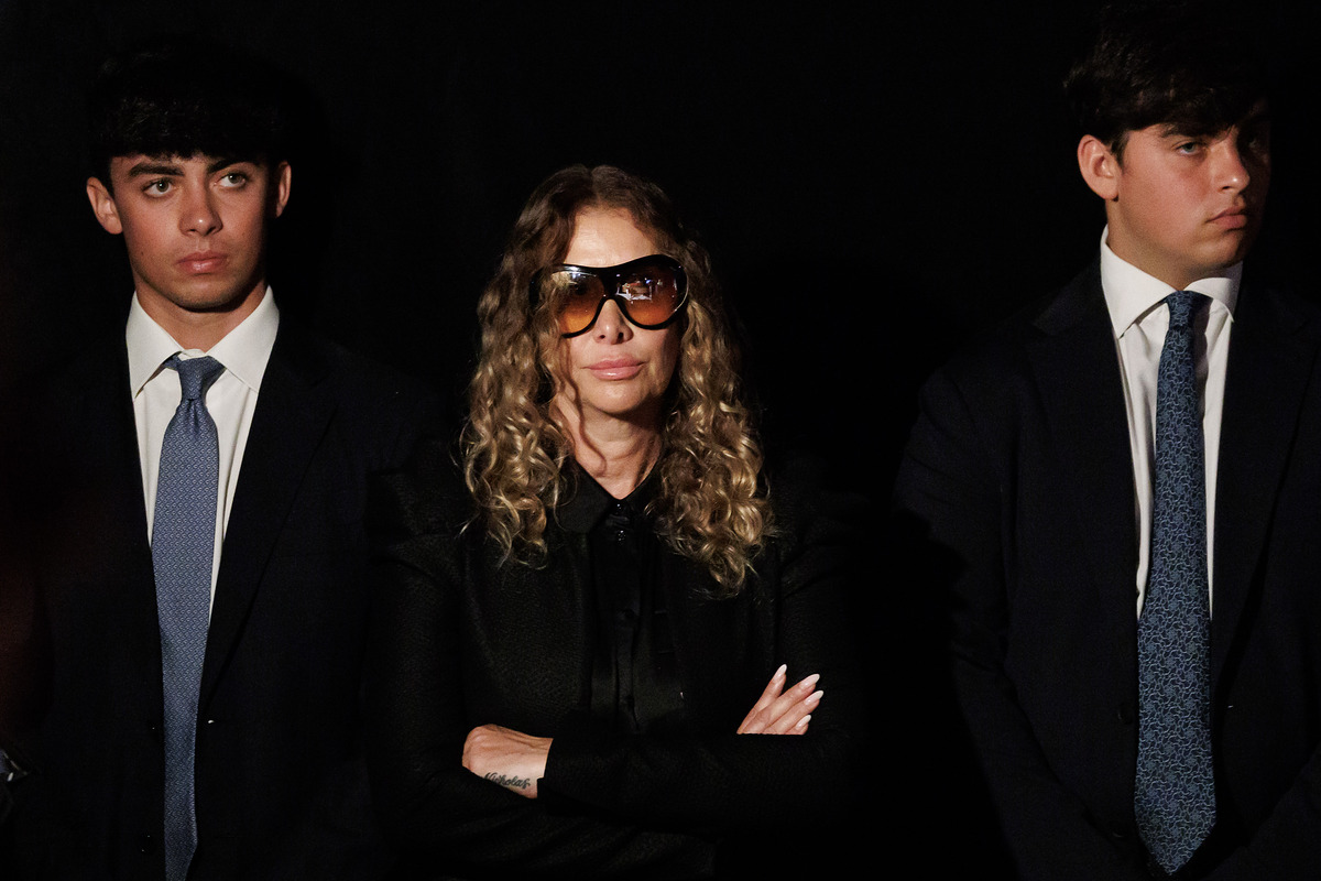 Da Mara Venier a Fiorello, l’ultimo saluto a Pippo Baudo. L’ad Rai Rossi: “Stiamo valutando di dedicargli il Teatro delle Vittorie”