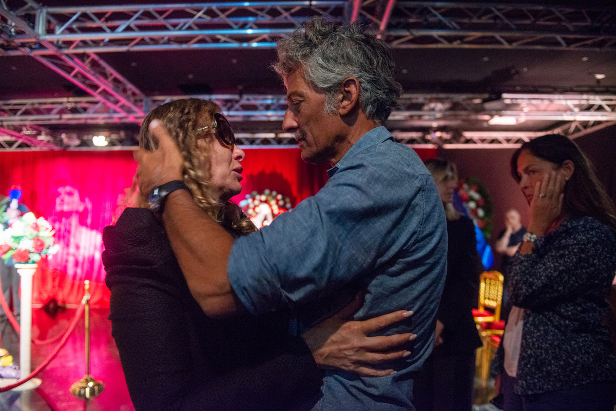 Da Mara Venier a Fiorello, l’ultimo saluto a Pippo Baudo. L’ad Rai Rossi: “Stiamo valutando di dedicargli il Teatro delle Vittorie”